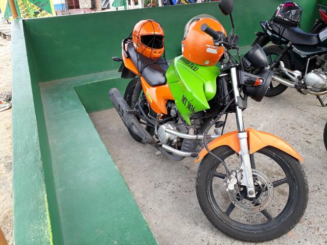 Vende-se esta moto toda documentada