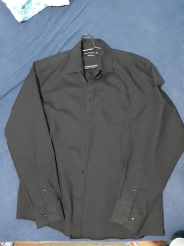 Camisa social preta usada poucas vezes
