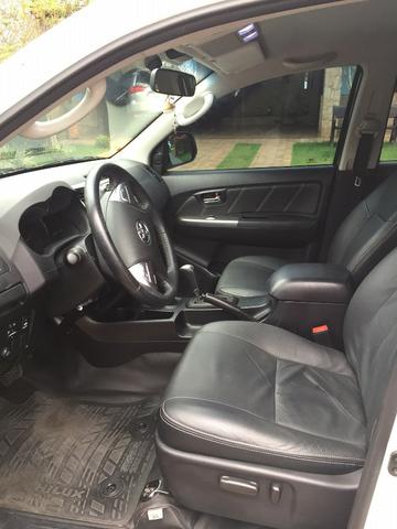 Toyota Hilux Branca 14/15 SRV com controle de estabilidade e roda aro 17 - TOP - 2015 - Foto 7