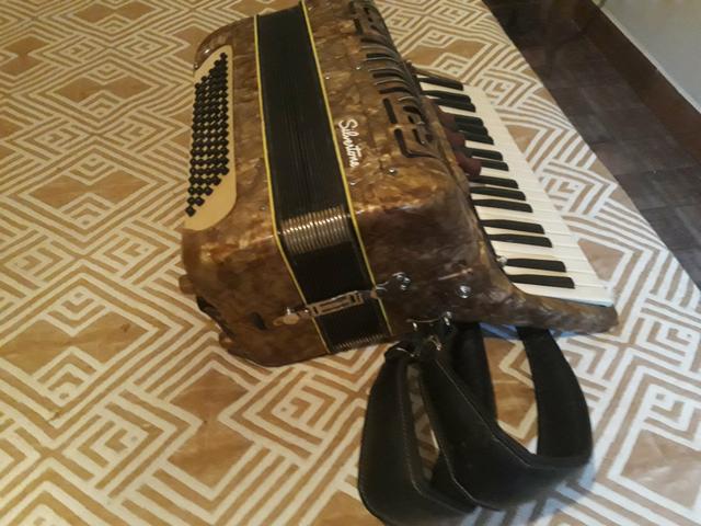 Acordeon Silvertone 80 baixos - Foto 6