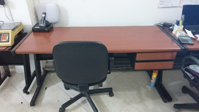 Mesa / cadeira e armário para escritório