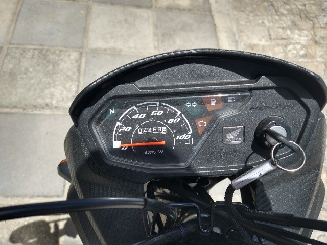 POP 110I 20/20 EMPLACADA COM APENAS 4400 KM RODADOS MOTO MUITO NOVA,SEM DETALHES