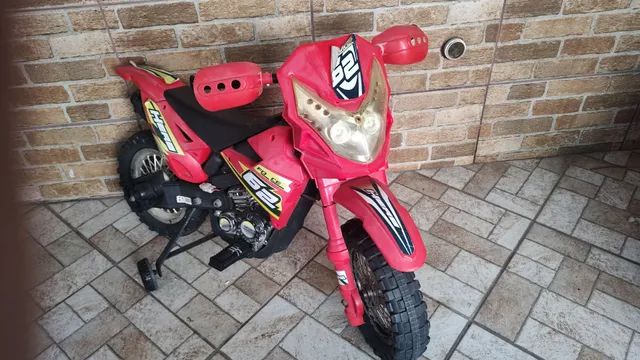 Moto vermelha com desenho infantil