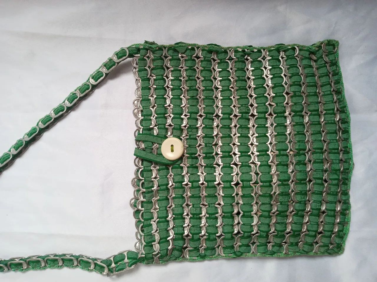 Bolsa de mão feita com latinhas de alumínio - Foto 3