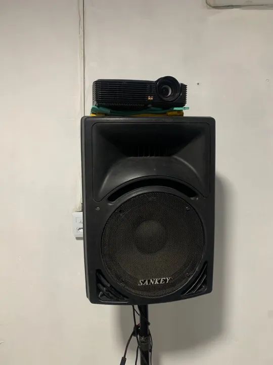 Projetor e caixa de som Sankey