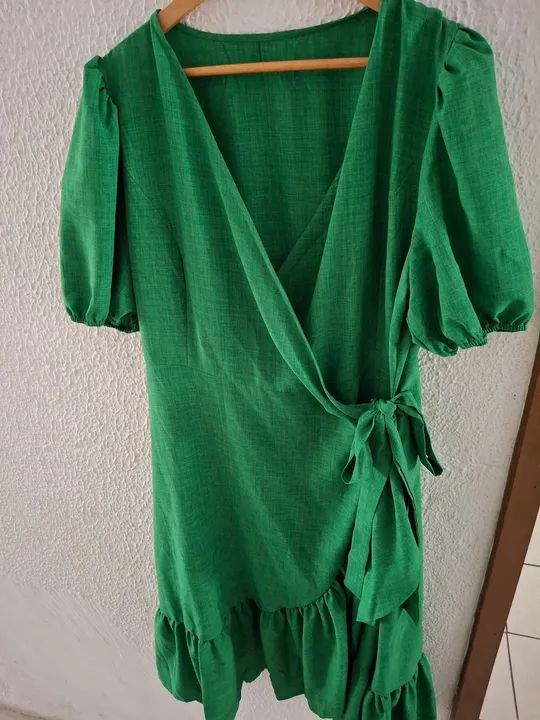 Vestido verde de linho com mangas bufantes