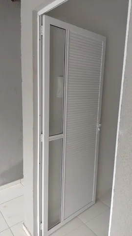 Esquadria de alumínio e vidros. Vidro temperado, portão, porta, box
