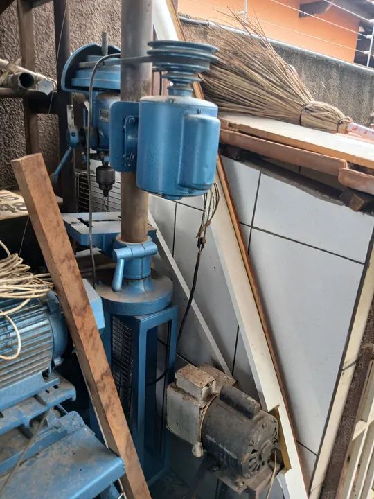 Máquina de Corte de Metal Usadae uma furadeira  de bancada e estéril  - Foto 2