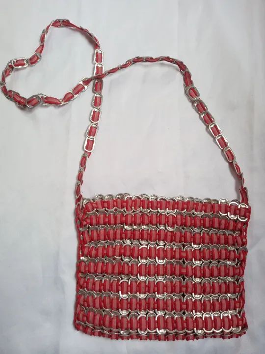 Bolsa de mão feita com latinhas de alumínio - Foto 4