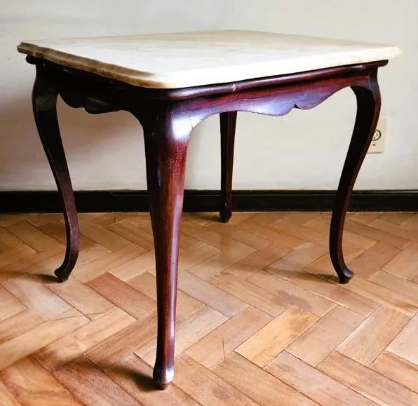 Mesa Apoio Estilo chipandelle confeccionado em madeira nobre Tampo Mármore chanfrado *