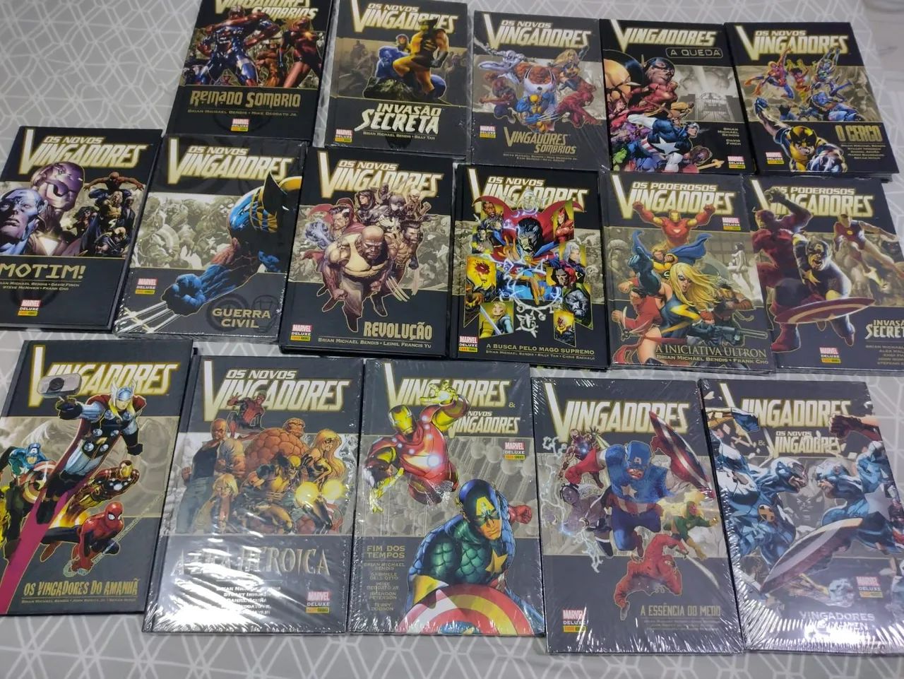 Vingadores - Bendis - Marvel Deluxe - 24 Edições - Panini - Coleção completa