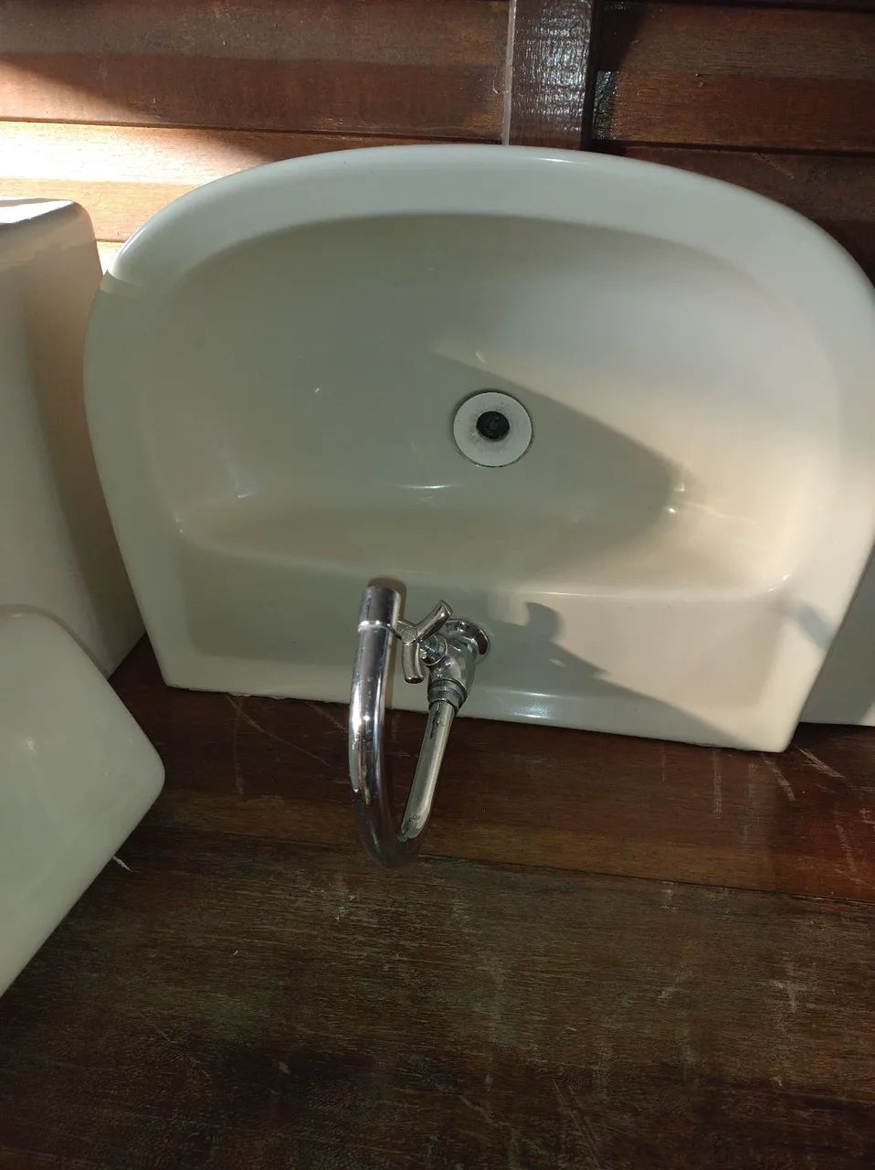 Cuba de cerâmica  e pé,  com torneira