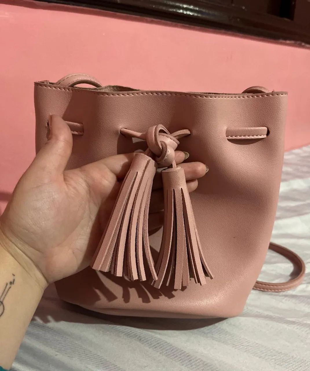 Bolsa rosa com detalhes (couto sintético) - Foto 2