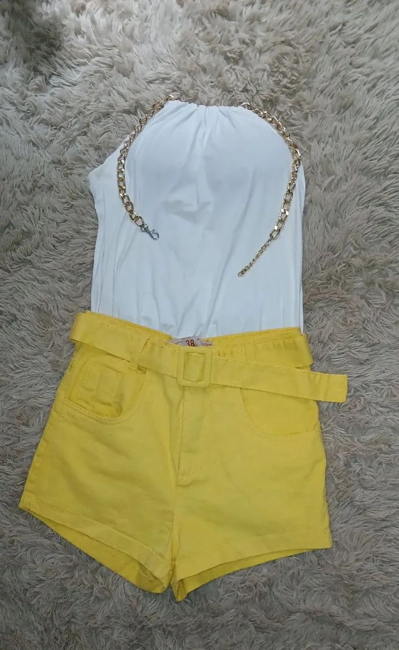 Blusa Branca Com Colar Dourado e Bojo  - Foto 2