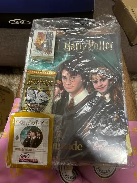 Álbum completo harry potter com todas as figurinhas para colar.