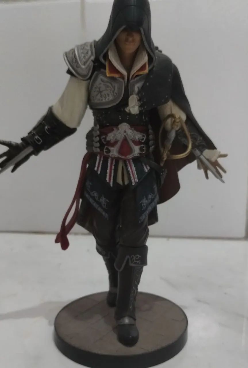 ASSASSINS CREED ESTÁTUA ÉZIO 