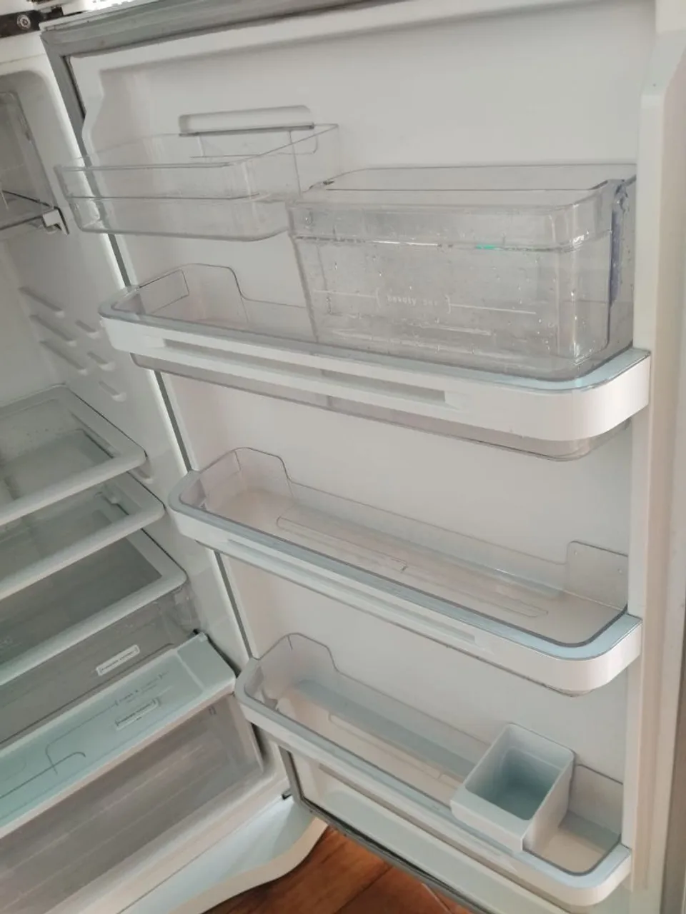 Geladeira com prateleiras espaçosas e gavetas