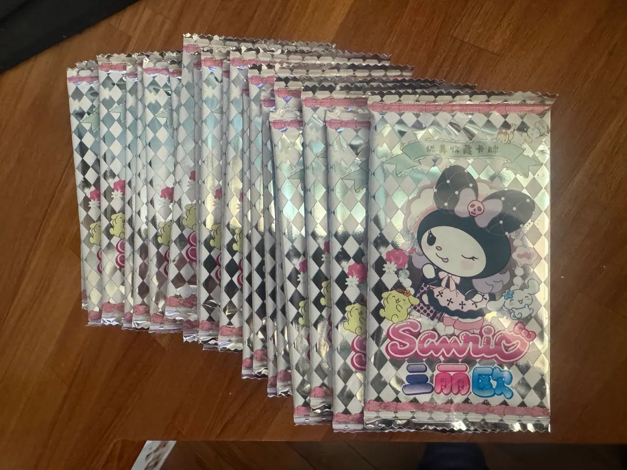Cards holograficos sanrio hello kitty kuromi lembrancinha - Foto 2