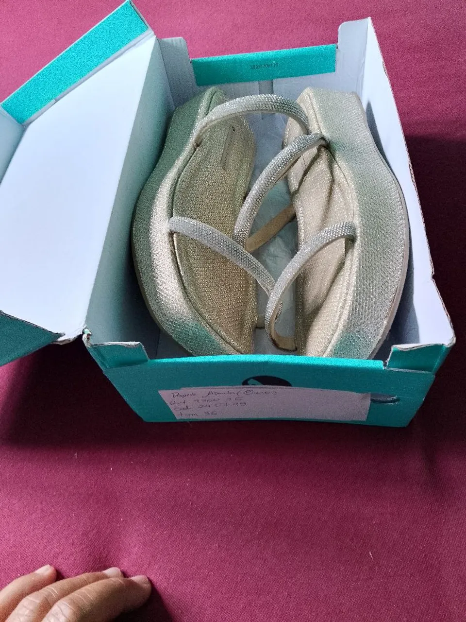 Sandálias Douradas com Detalhes em Strass - Tamanho 36