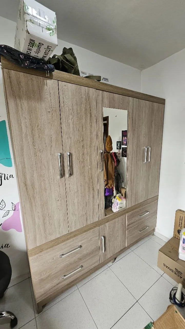 Guarda-Roupa de Casal Amadeirado com Espelho