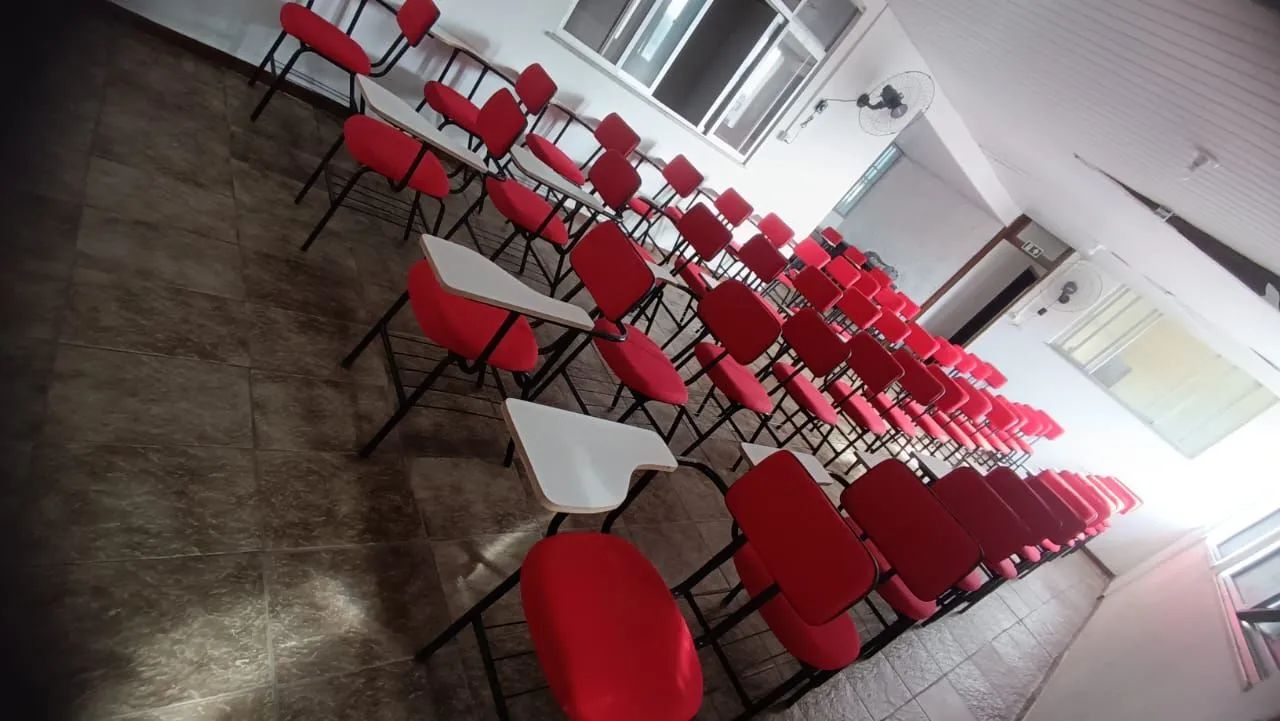Cadeira universitária estofadas com braço 