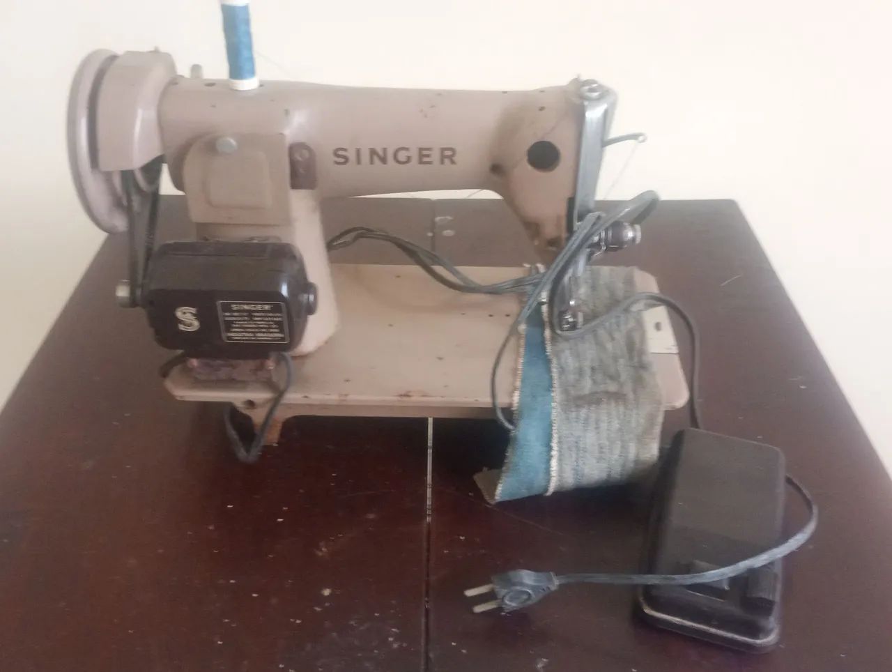 Máquina de costura antiga (não sei se funciona) - Foto 2