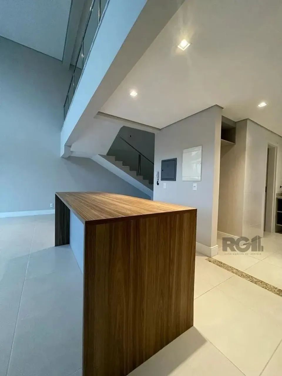 Duplex em condomínio com estrutura de resort. Conta com 3 dormitórios, sendo duas suítes.  - Foto 2
