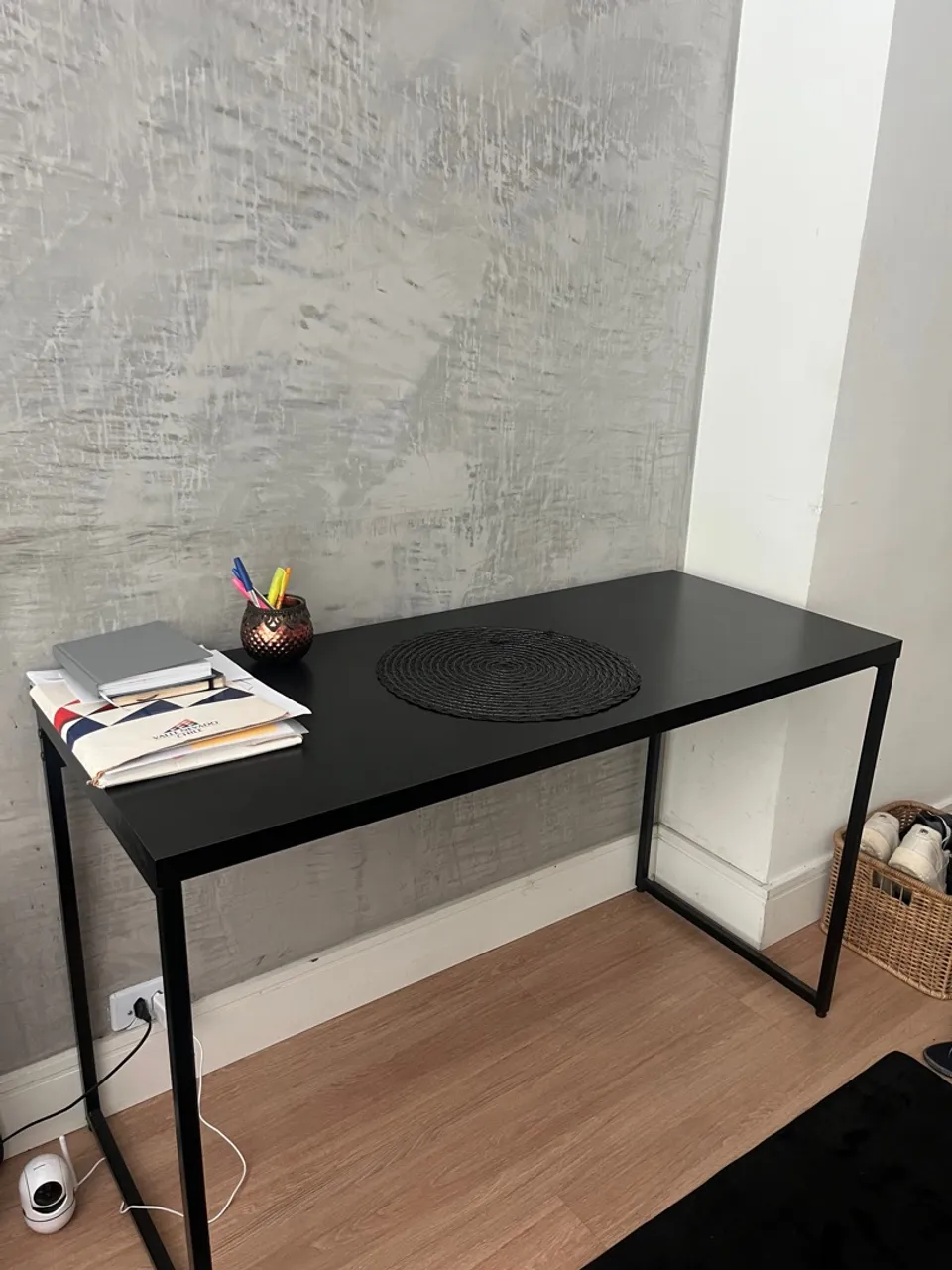 Mesa de escritório preta com design moderno