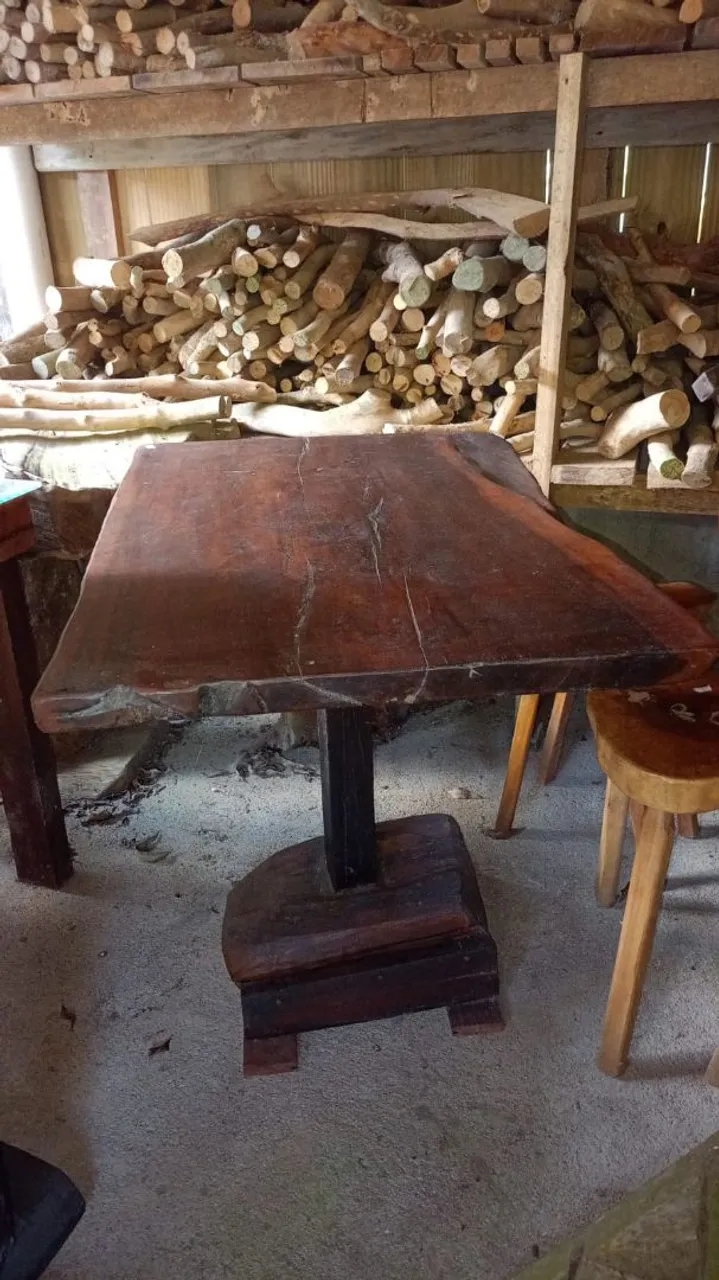 Mesa de madeira maciça rústica 100x70