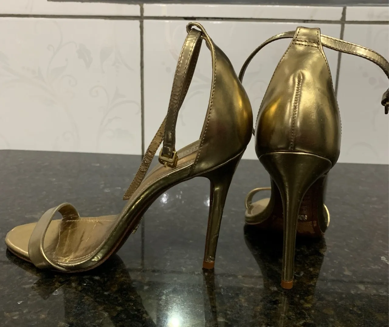 Sandália Salto Dourado Elegante