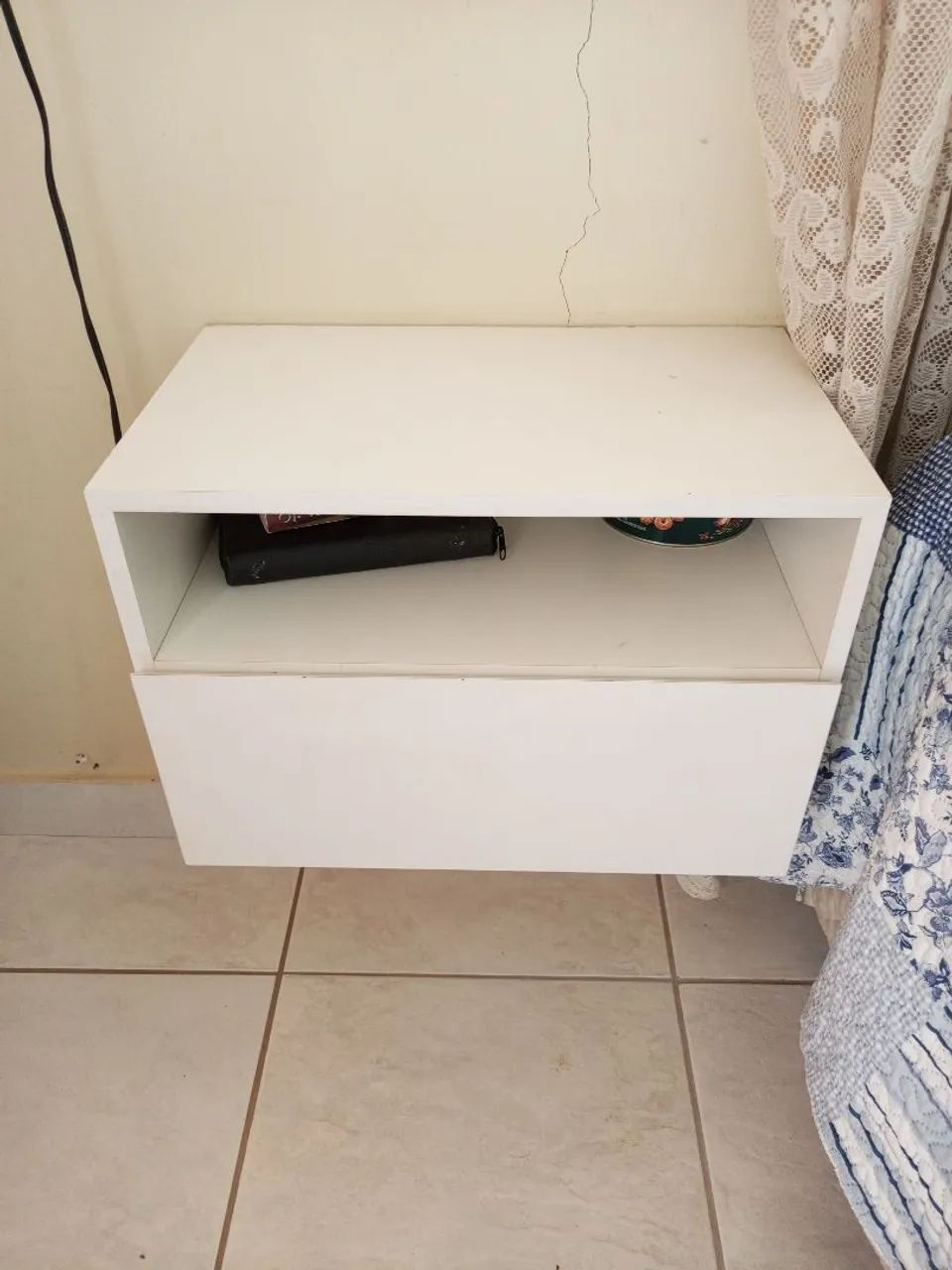 Mesa de cabeceira flutuante 