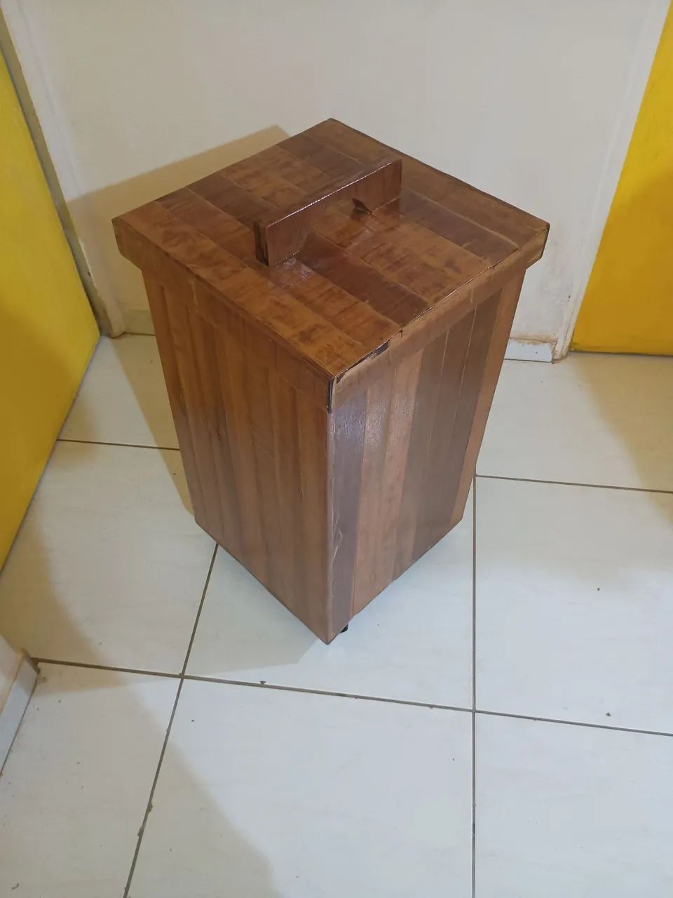 Lixeira de madeira para decoração