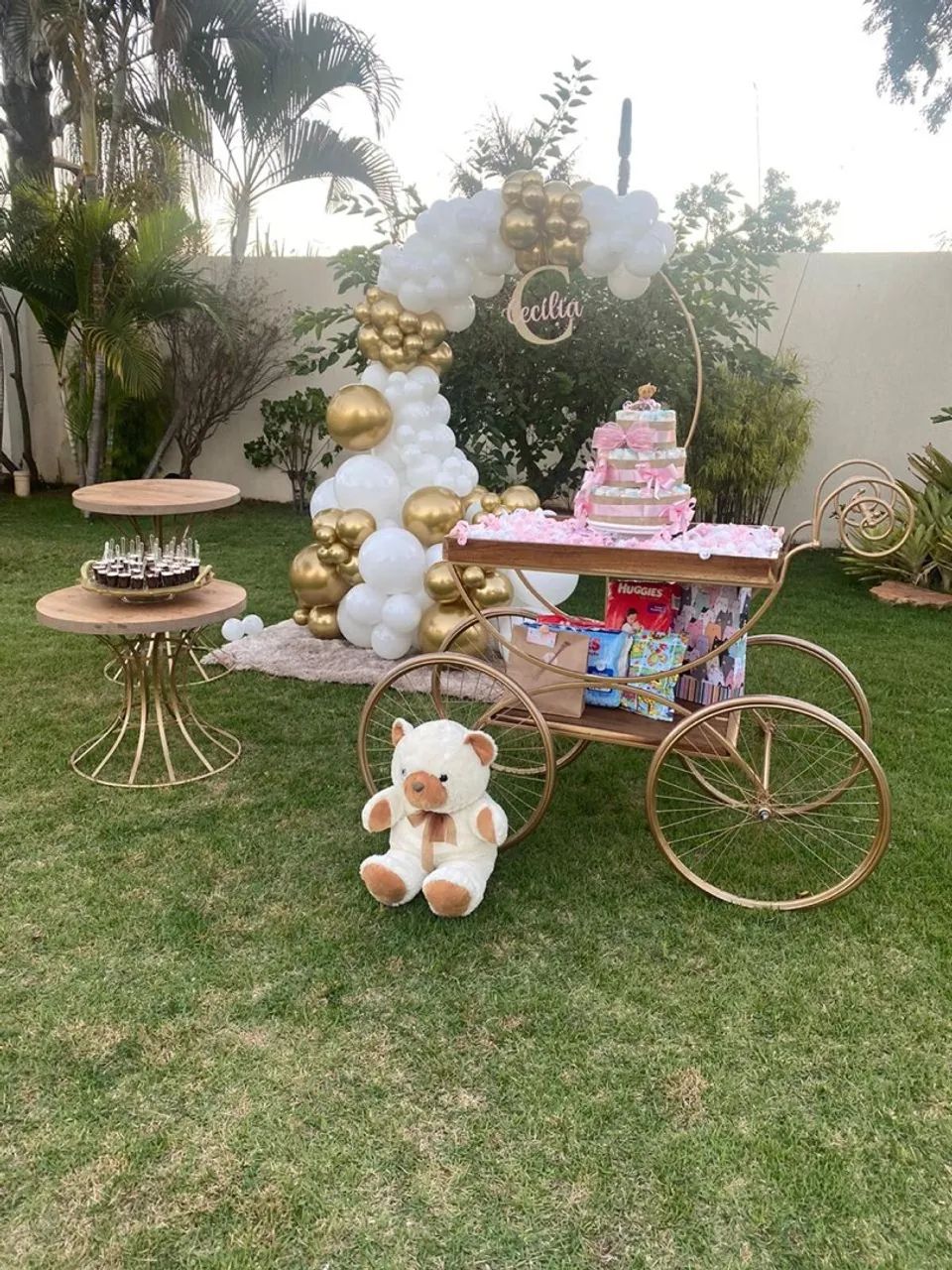 Aluguel de kit para festas com mesas, carrinho e arco para balões  - Foto 3