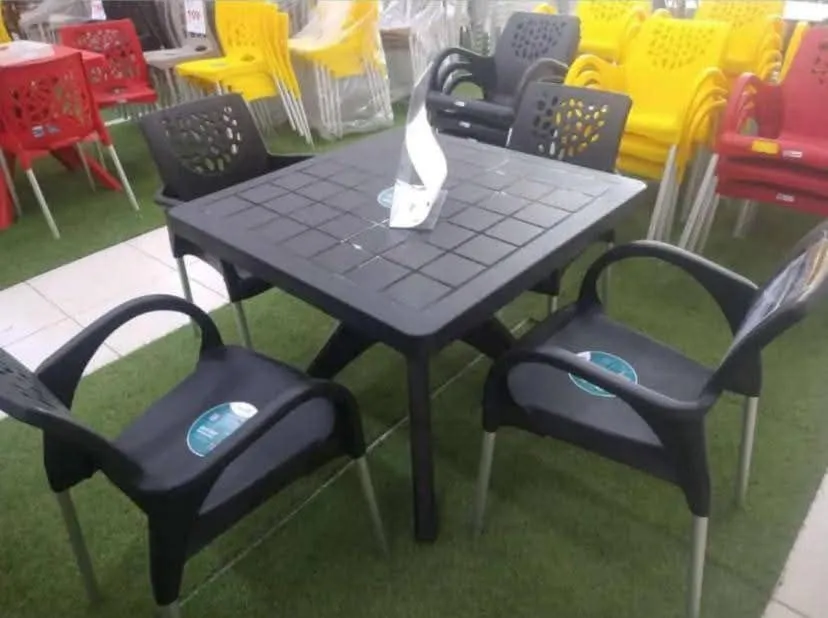 Conjunto de mesa com 4 cadeiras