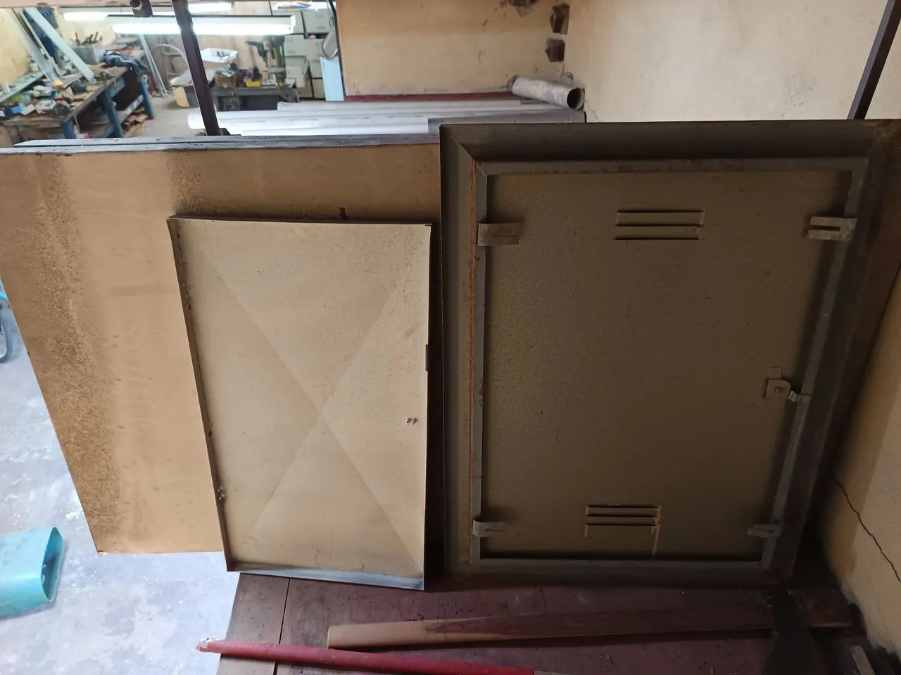 Porta de metal antiga - ideal para garagem ou depósito usada - Foto 2