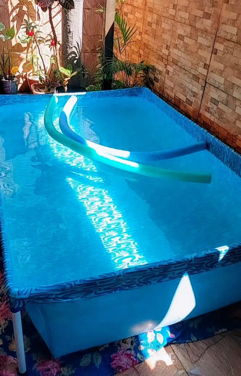 PISCINA PLÁSTICA DE 1000 LITROS EM BOM ESTADO.