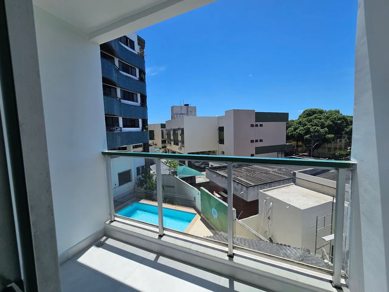 Lindo 2 quartos, 2 banheiros, elevador, varanda, sol da manhã, completamente reformado - Foto 2