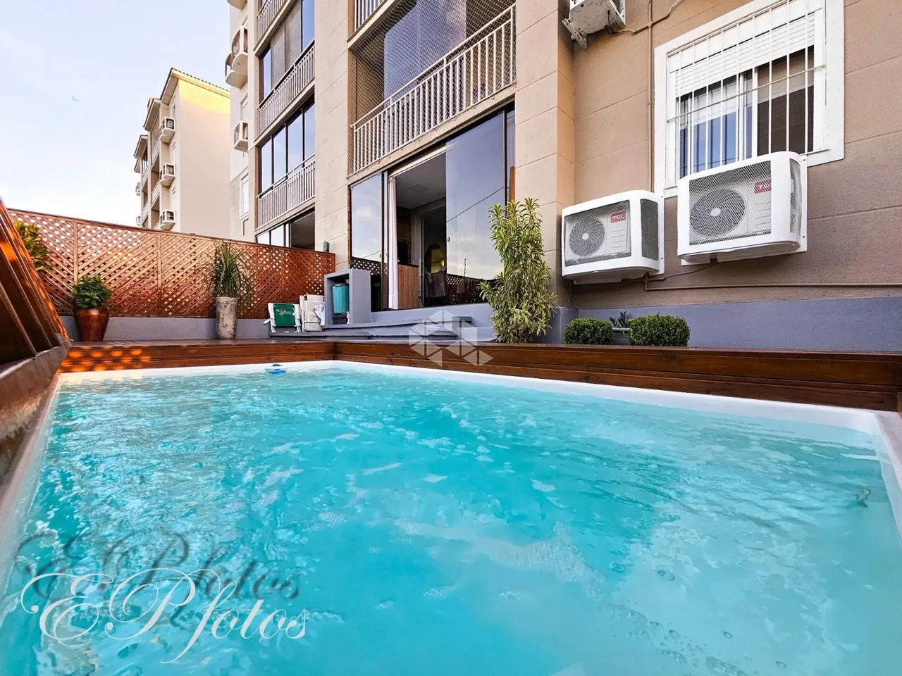 Apartamento com pátio e piscina a venda 2 quartos/dormitórios semimobiliado, churrasqueira