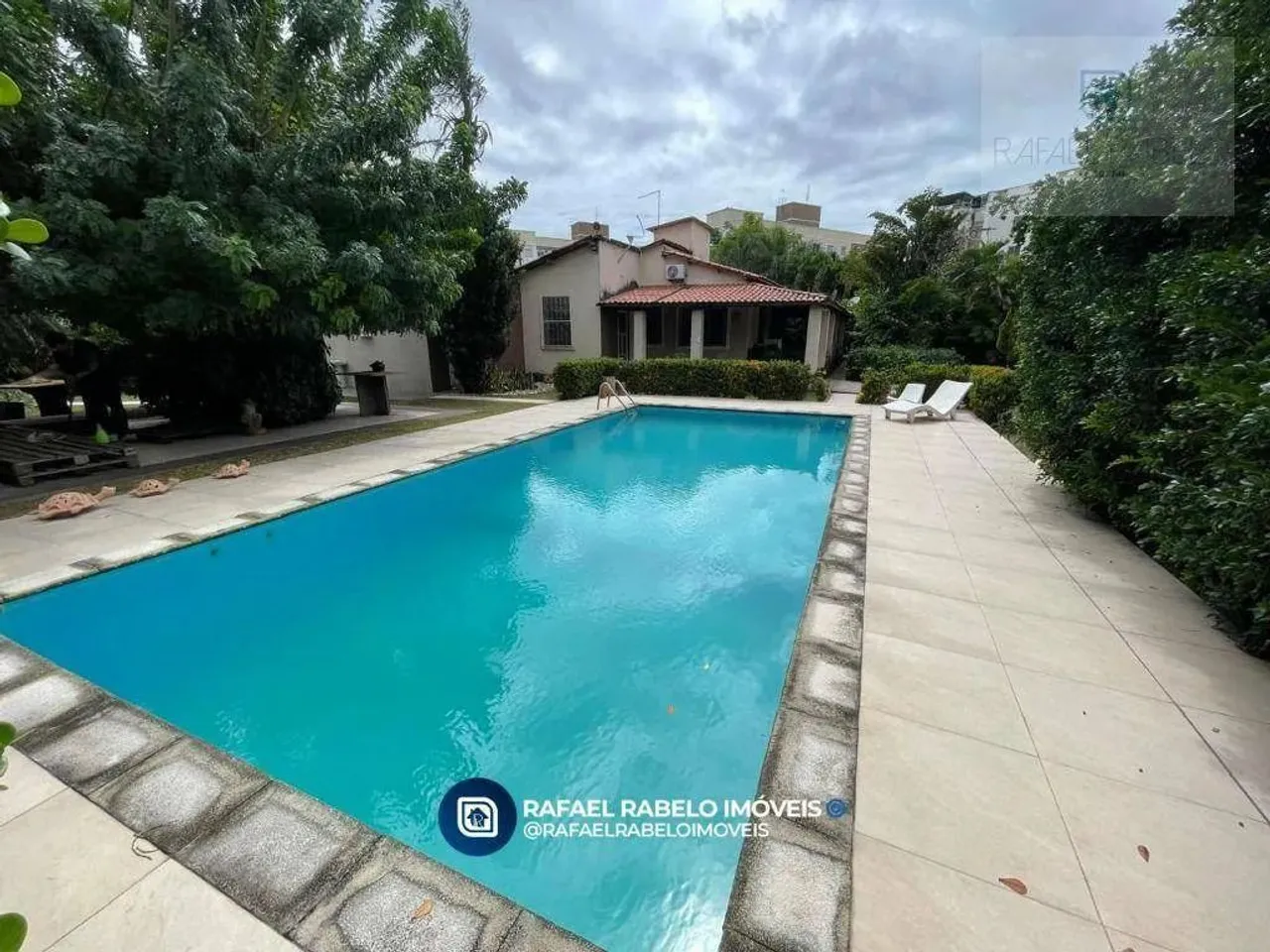 Casa plana com 03 quartos para alugar em Messejana.
