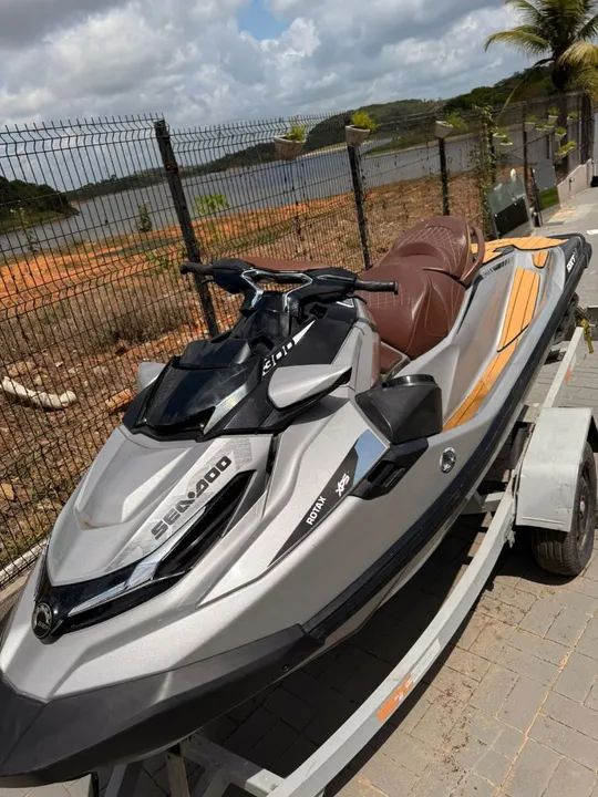 Jet Ski GTX 300 ano 2018 com 120h acompanha carreta.