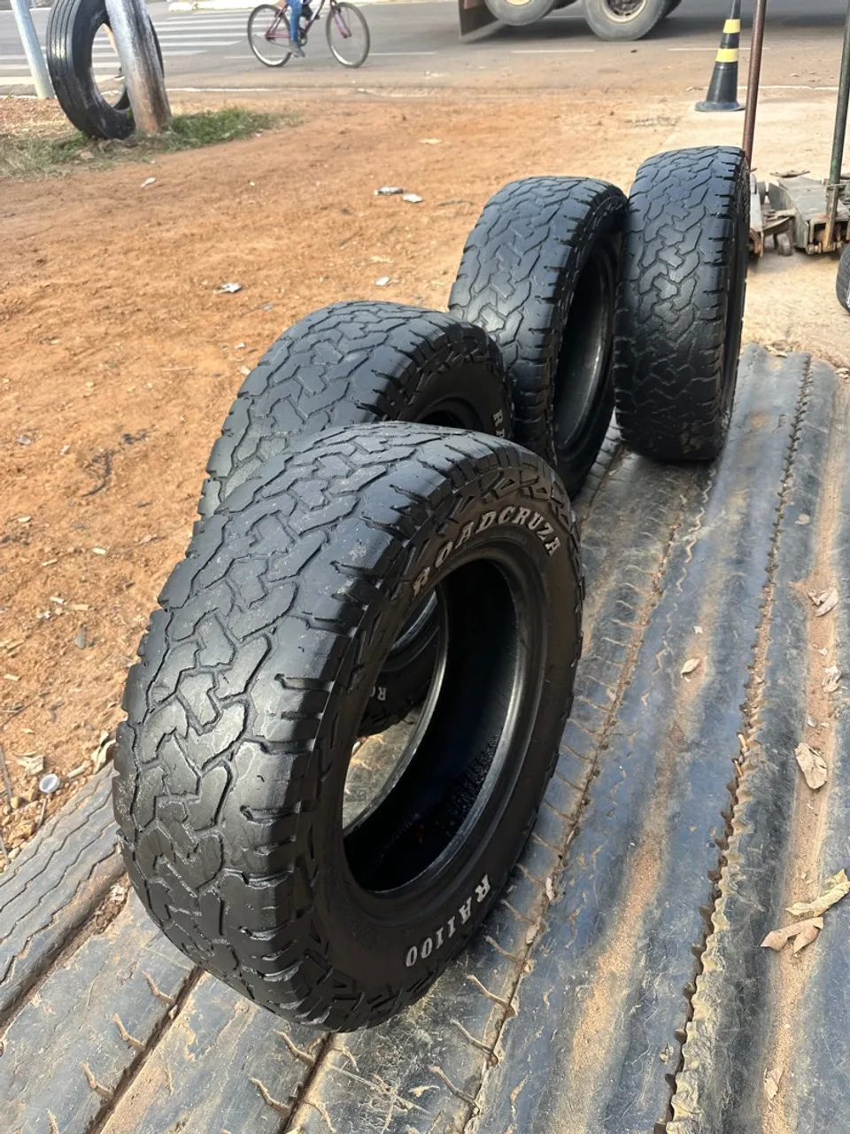 Jogo de pneus Roadcruze 205/75/15 usado 