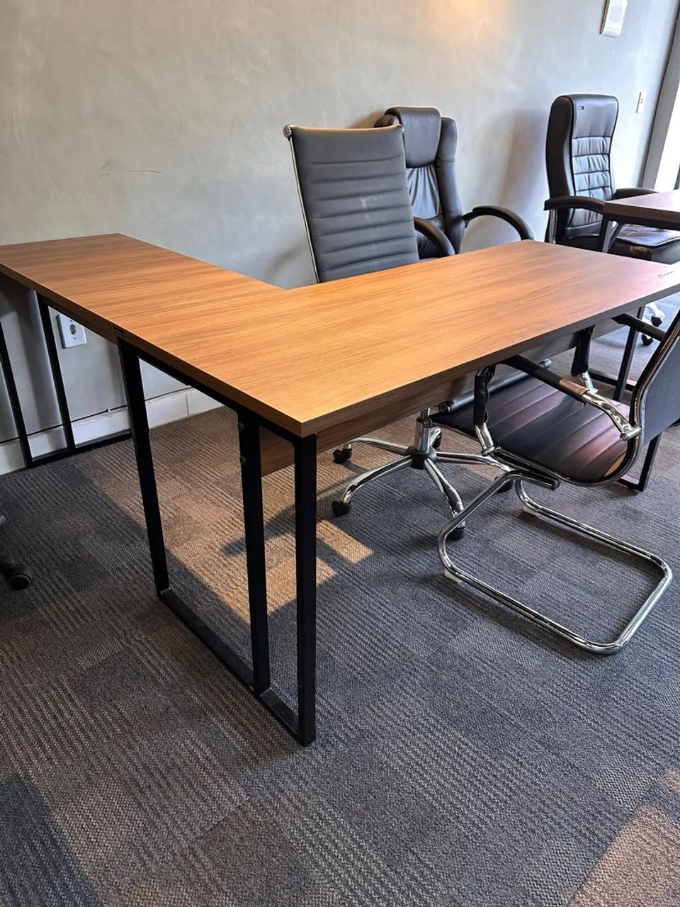Mesa em L para Escritório 1.50x1.50 - Design Moderno e Funcional