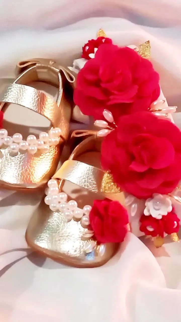 Sapatos dourados com flores para bebês