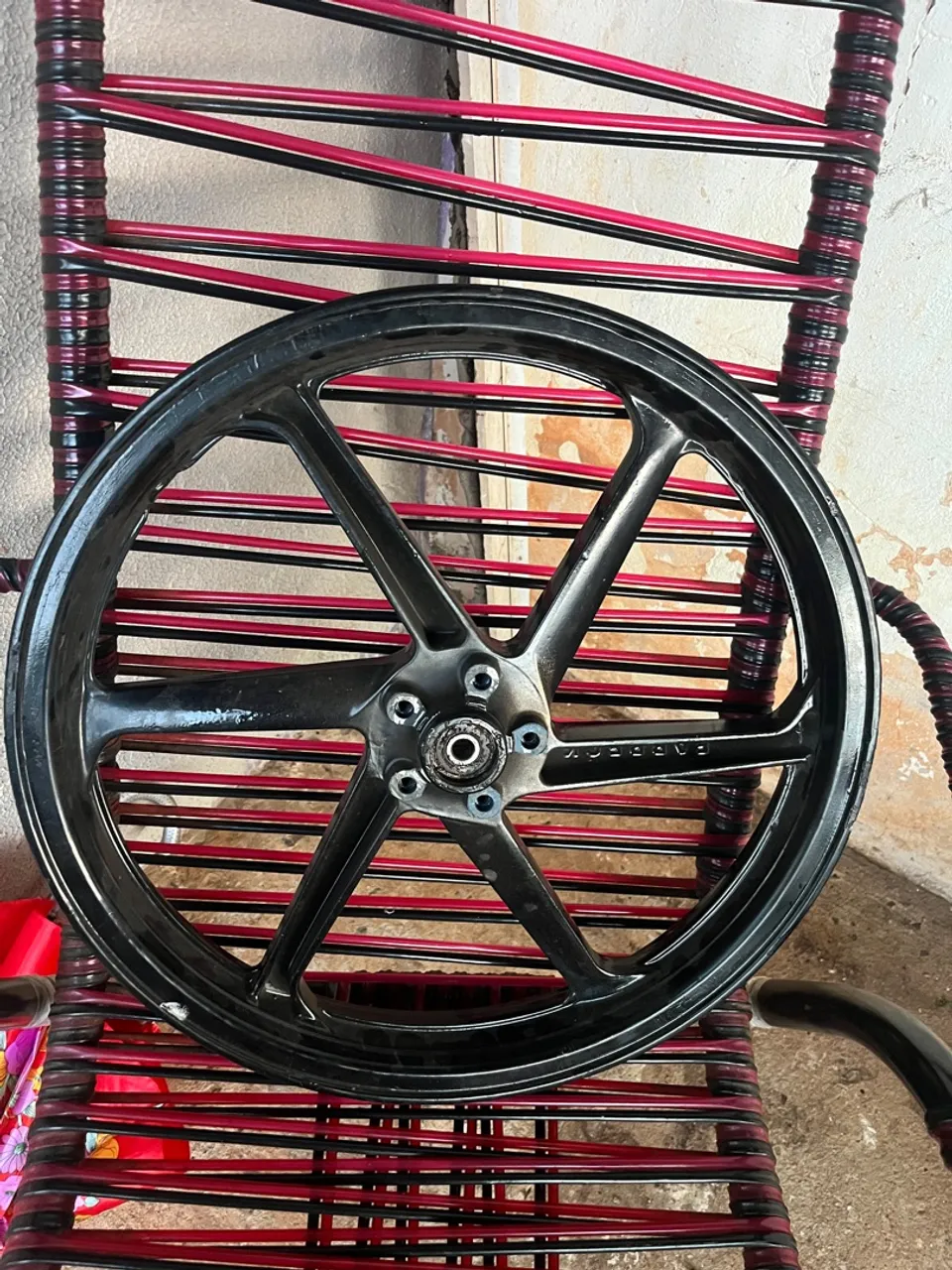 Roda de moto esportiva preta, chama 150 roda dianteira