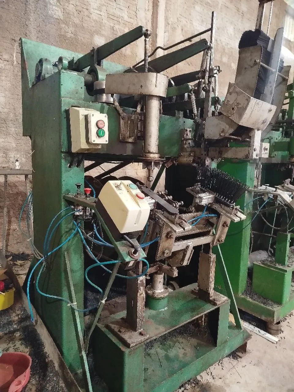 Máquinas para fábrica de vassouras e escovas de lavar roupa, com 8 máquinas. - Foto 3