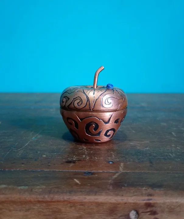 Antigo e delicado porta comprimidos em cobre em formato de maçã <br><br><br><br>4 cm 
