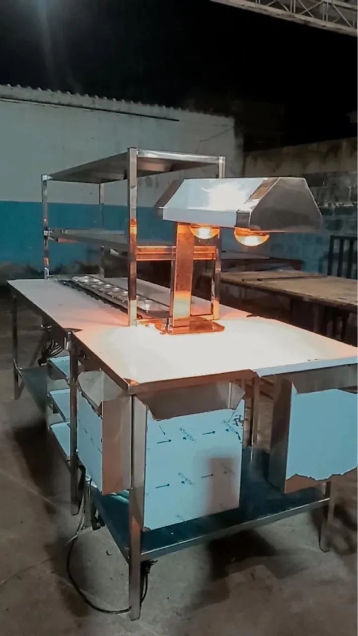 Mesa de preparo em aço inox com aquecedor e prateleiras