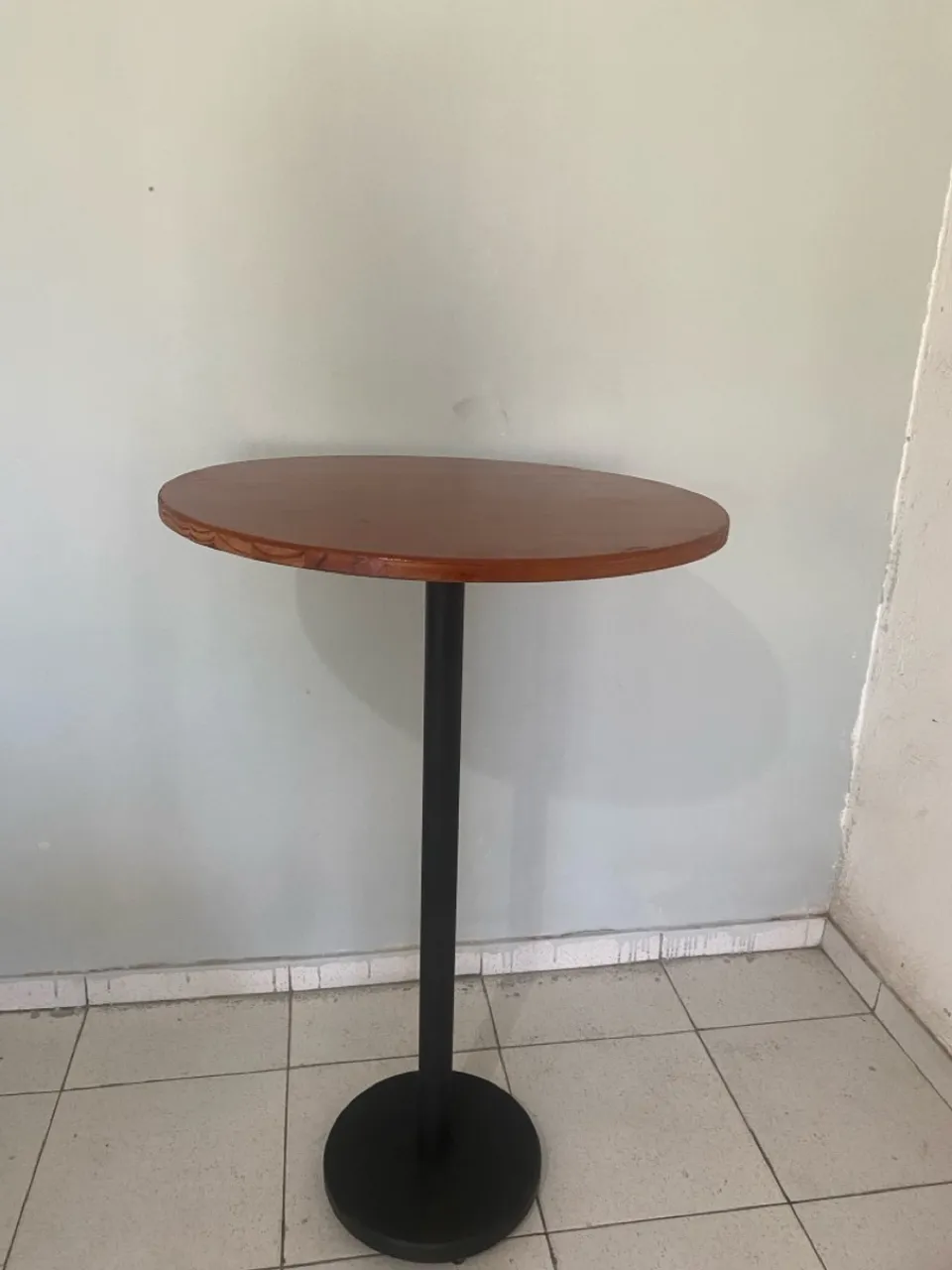 Mesa Alta com Design Moderno - Ideal para Ambientes Comerciais e Residenciais