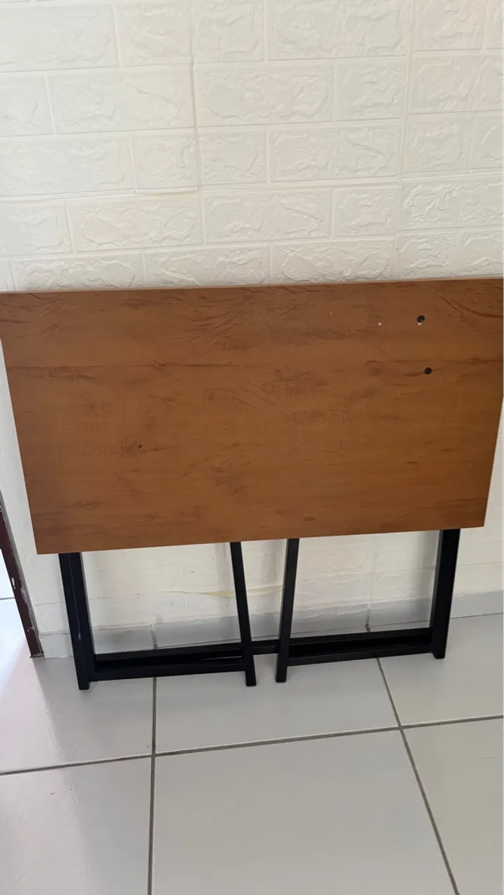 Mesa Dobrável de madeira, ideal para estudar.