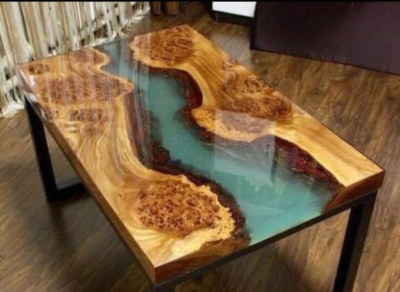 Mesa de centro com design de rio em resina epóxi